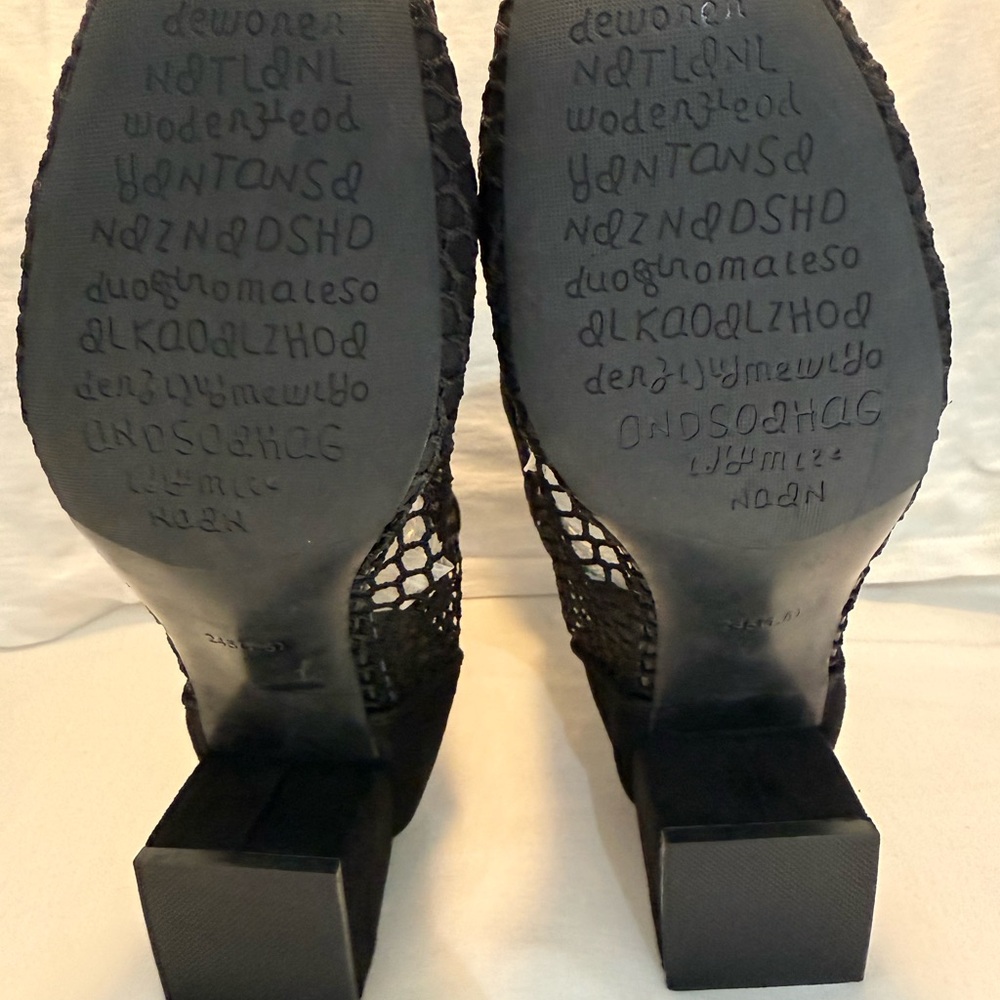 NWOT (Never Worn) Women’s Black Mesh Suede Contemporary Women’s Boots Size 8 - Picture 5 of 12